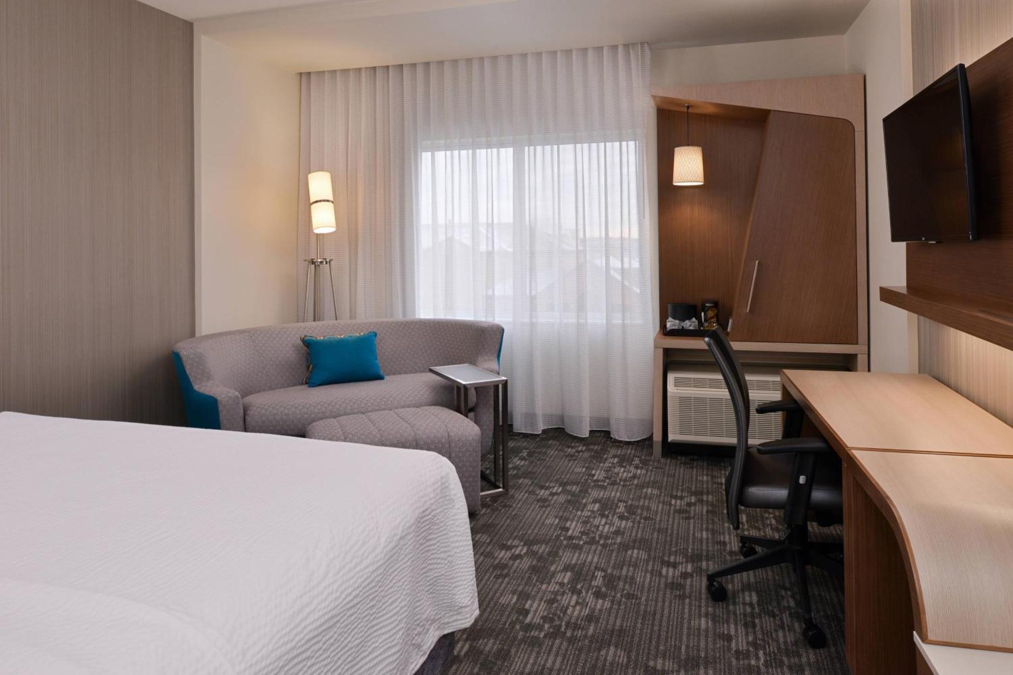 Courtyard By Marriott Toledo North Hotel Екстериор снимка