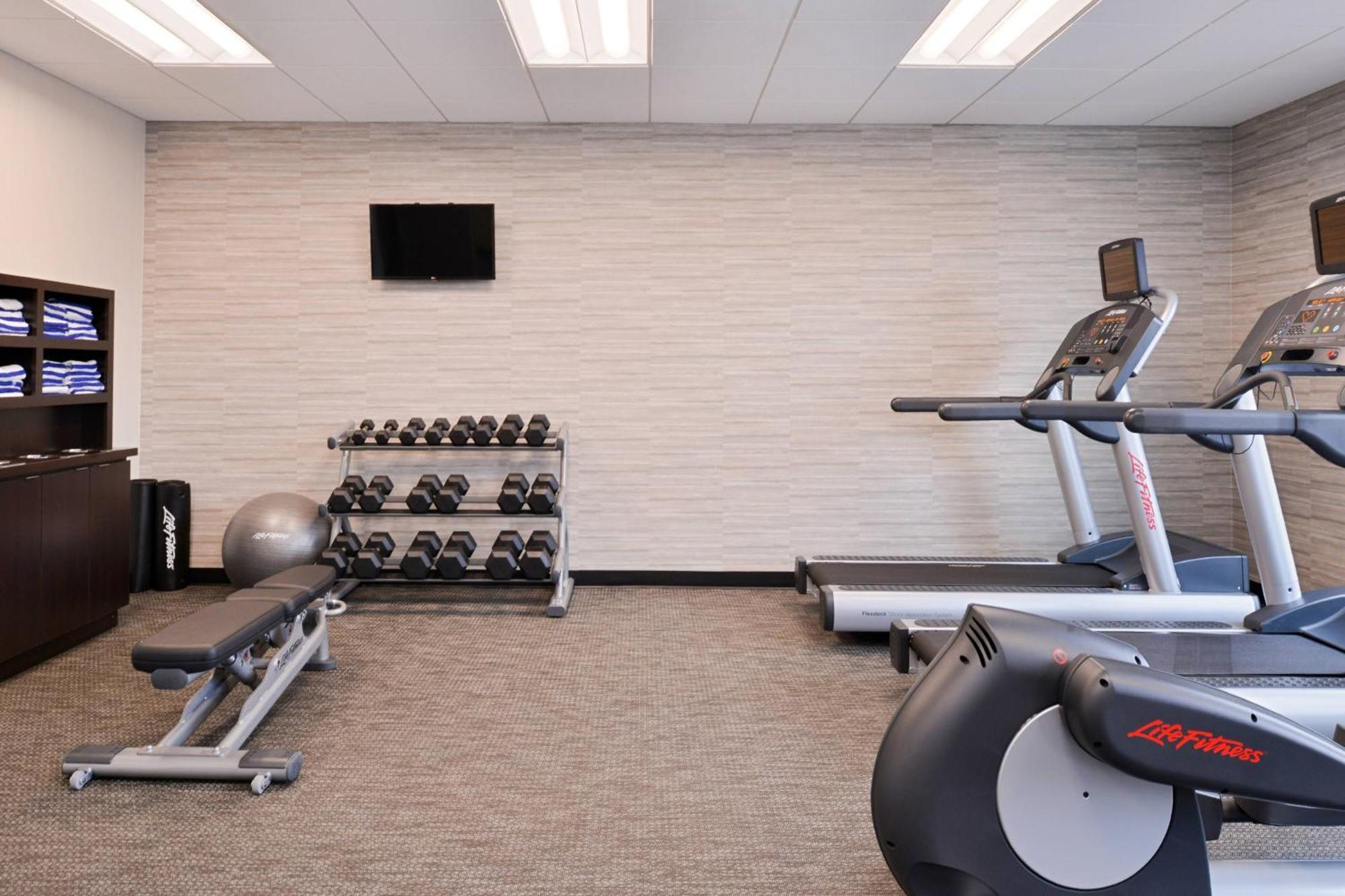 Courtyard By Marriott Toledo North Hotel Екстериор снимка