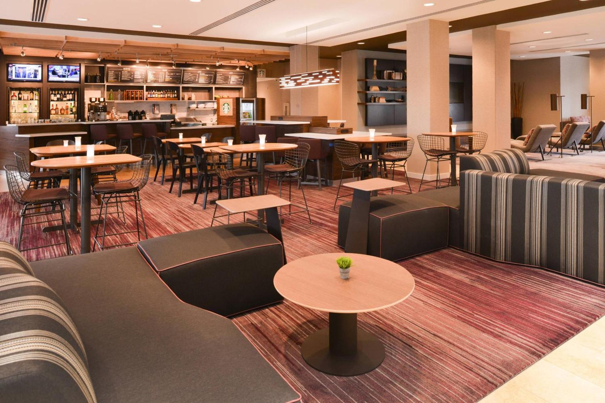 Courtyard By Marriott Toledo North Hotel Екстериор снимка