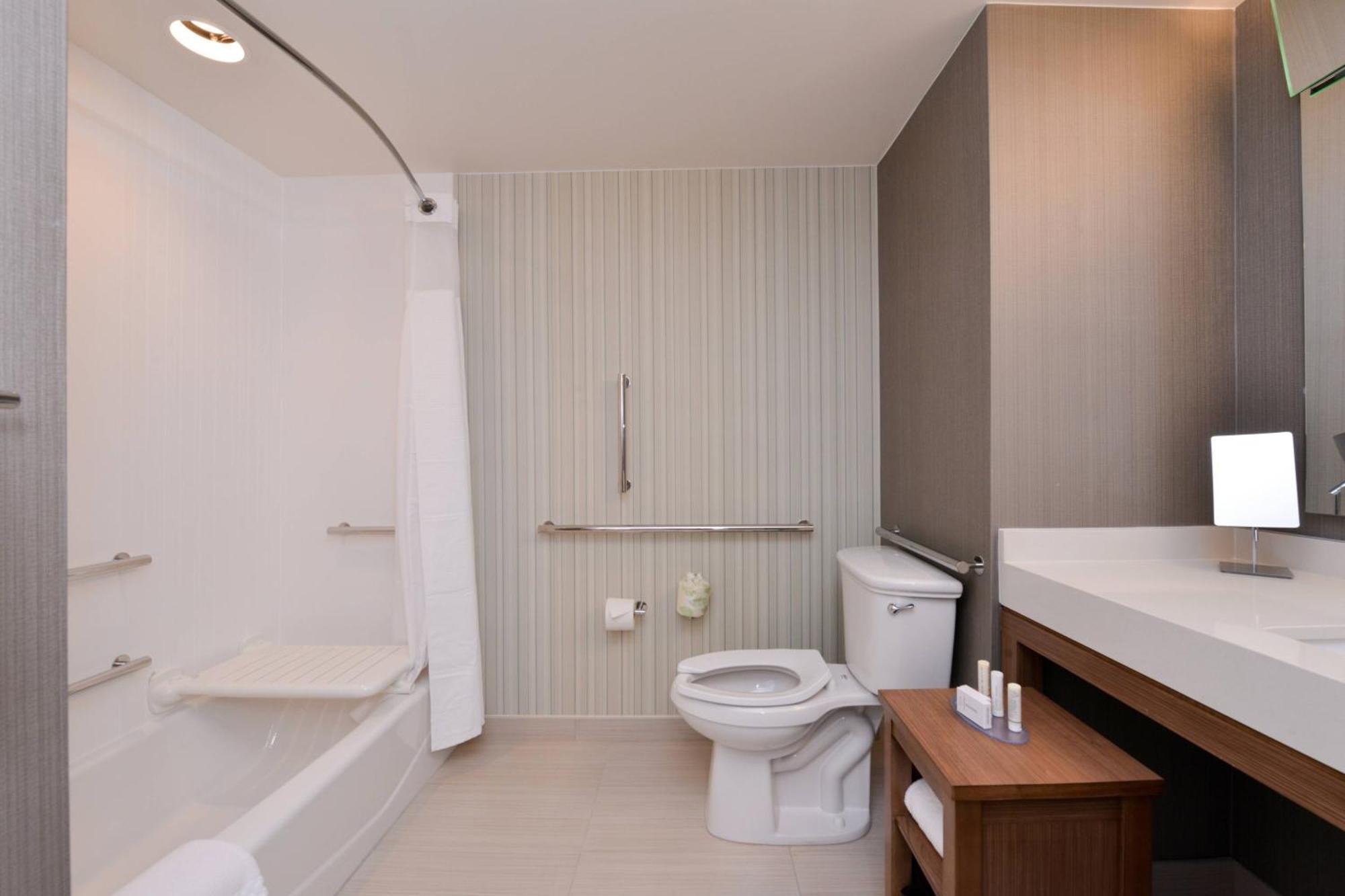 Courtyard By Marriott Toledo North Hotel Екстериор снимка