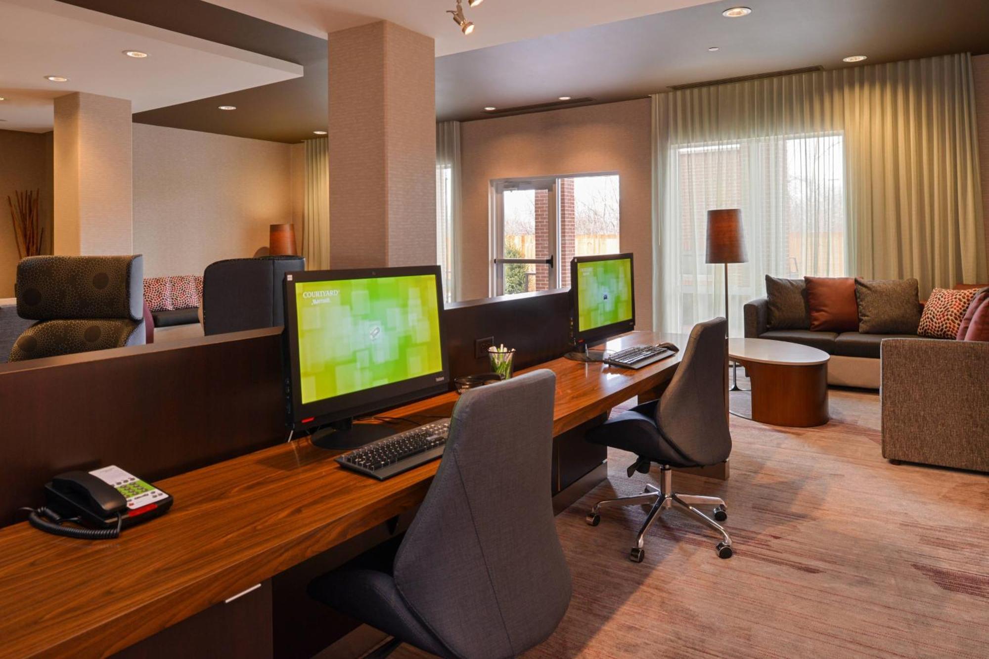 Courtyard By Marriott Toledo North Hotel Екстериор снимка