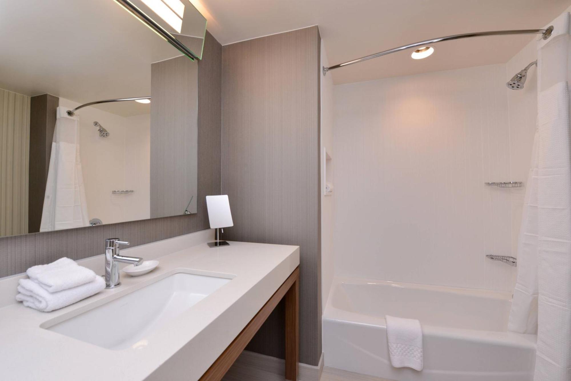 Courtyard By Marriott Toledo North Hotel Екстериор снимка