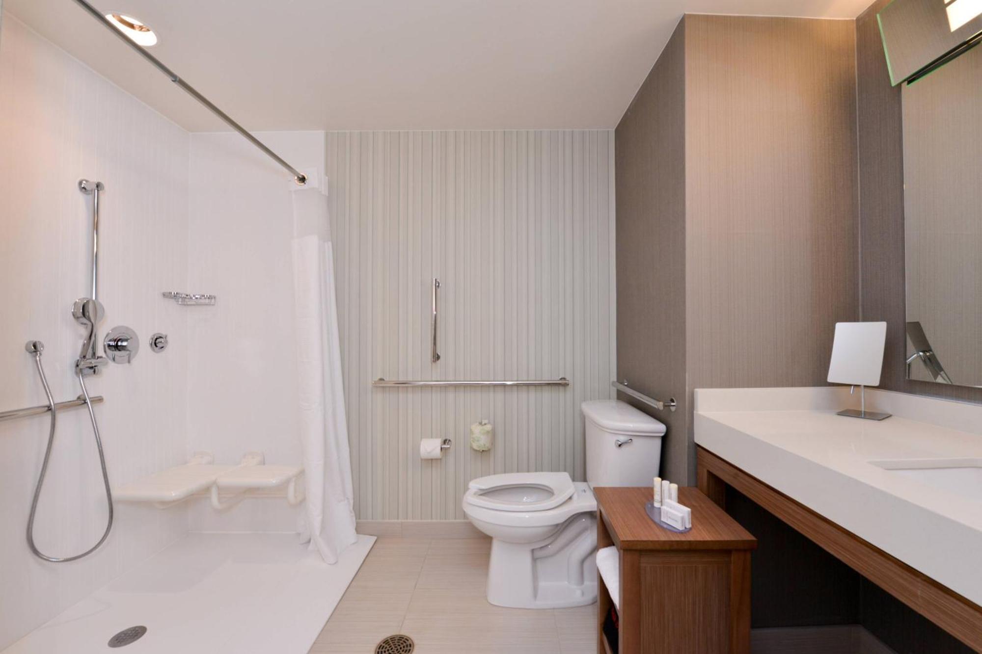 Courtyard By Marriott Toledo North Hotel Екстериор снимка